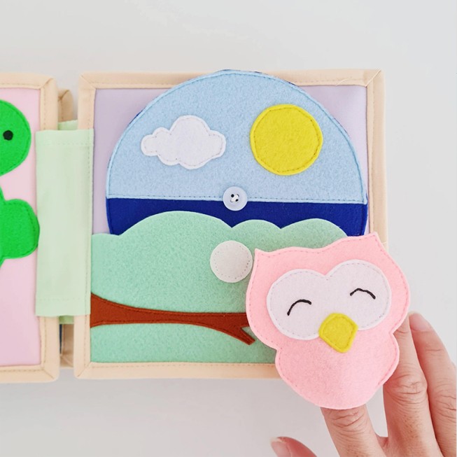 Lightweight and safe children's felt activity board