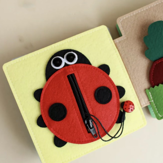 Compact cartoon children's felt activity board